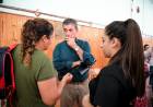 Gato Fernández con los vecinos de Daract
