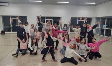 Continúan las clases de Teatro Musical en el Puente Blanco