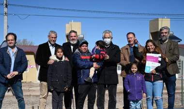 La Toma fue Alegría por las viviendas .Alberto, Ferraresi y PIPÍ ALI y una entrega inolvidable 