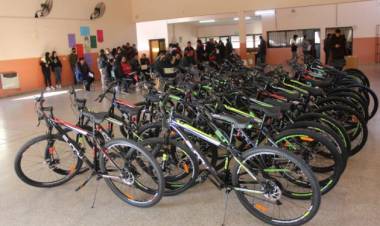 LA CALERA: estudiantes recibieron bicicletas 