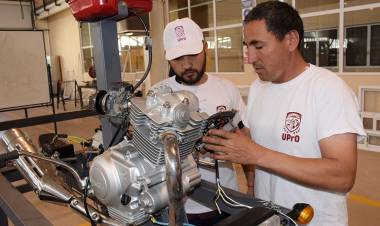 Alumnos de la UPrO reparan motos gratis en la Ex SCAC