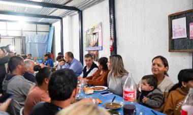 Almuerzo con "las manos solidarias" del barrio San Antonio
