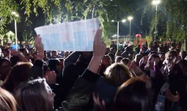 Periale cerró con Maxi en un profundo acto de militancia 