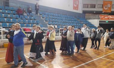 V. MERCEDES: ensayan para bailar el pericón el 7 de julio