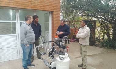 Capacitan a productores caprinos en el uso de ordeñadoras