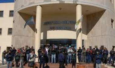 Analizan en la Policía y en Educación paros , de continuar el desoblamiento salarial.Salud empieza el martes con paros del 50 por ciento .Semana clave para intereses por mora .