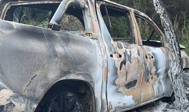 Violencia política mafiosa.Aparecio quemada la Camioneta del ex Intendente de Los Molles 