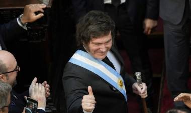 Milei puso freno de mano. No confrontó con los Gobernadores............. y subió al ring a Cristina, Baradel y los Gremios.Reforma Laboral obvia  .APLAUDOMERO asegurado 