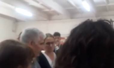 Los docentes le dijeron a Poggi que no llegan a fin de mes.La burla de las giras escolares. Le va seguir pasando en todos lados 0