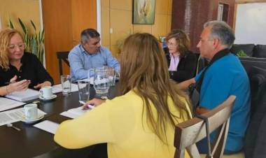 APTS concurrió a la reunión con Salud Apareció Belletini con auriculares para no escuchar los reclamos .Dice APTS, que si no hay repuesta van al paro