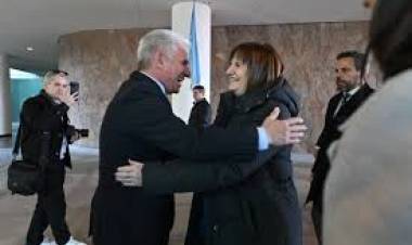 Mientras la gente roba por hambre, Bullrich, la tira bombas asesina de niños, según MILEI,anunciaba la baja de la edad de imputabilidad con Poggi aplaudiendo y diciendo que no va a dar más del 15 de aumento.No entienden para que están 