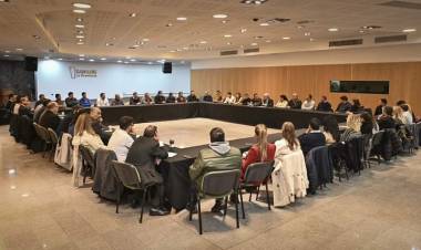 Reunión conjunta:Durísimas críticas de los Intendentes a Poggi, que tuvo picardía política .Gestos recíprocos y promesas de obras en conjunto . BIEN político el cónclave 
