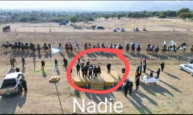 La Punta:Ayalita echó a todos sus funcionarios porque no fue nadie al acto del 25, salvo una protegida.Gritos, mns de washap Olivero le vació el acto?