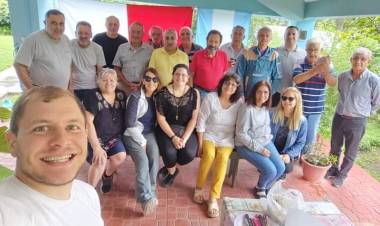 UCR Identidad: Poggi compró la flexibilidad moral de la UCR . Es peor que Rodríguez SAA .Es un error entregar el bloque UCR