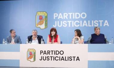 Cristina asumió en el PJ: Milei no entiende nada, cree que está en Disney, no nos merecemos ésto "