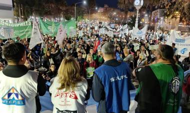 El Gobierno despidió 50 médicos de Carrera Sanitaria, 300 de Inclusión y Thubier casi 90 .Caos social económico que él Gobierno ignora .Marcha intersindical impresionante .