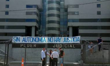 La Justicia vuelve a parar este martes. La falta de presupuesto de parte del Gobierno de Poggi es real y para él futuro . El SIJUPU endurece posiciones 
