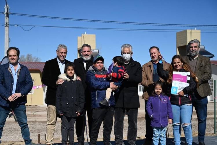 La Toma fue Alegría por las viviendas .Alberto, Ferraresi y PIPÍ ALI y una entrega inolvidable 
