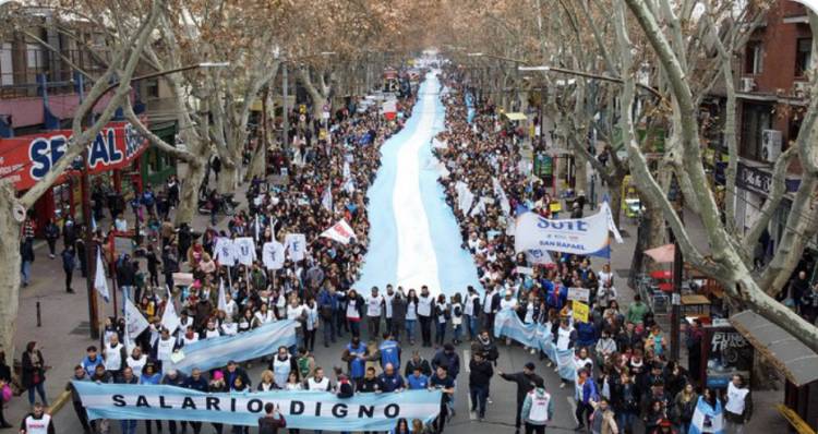 Mendoza:marcha multitud, contra los bajos salarios del macrismo .Perdieron el 46?l salario real .