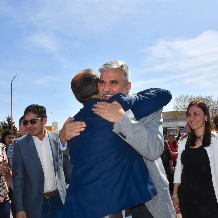 El abrazo de Alberto Jr con Olivero en la Punta y las especulaciones políticas . Nuevos  tiempos 