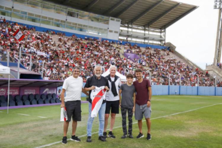 River en San Luis. Alberto pasó a saludar el plantel que tiene Puntanos . Multitud en entrenamiento 