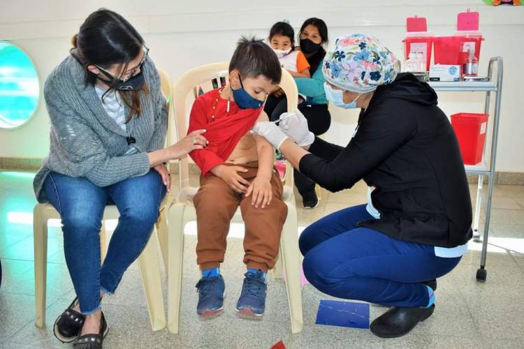 VACUNACIÓN COVID-19: DOSIS DE REFUERZO EN MENORES DE EDAD