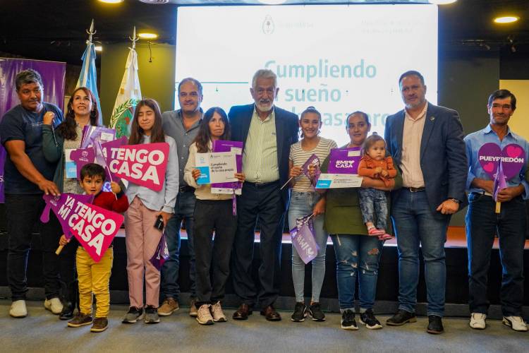 POLÍTICA HABITACIONAL: 24 familias recibieron su hogar