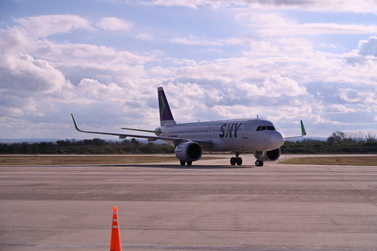 Aterrizó el primer vuelo desde Chile al Valle de Conlara
