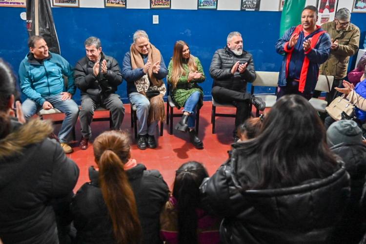 Los candidatos con la gente en el club San Lorenzo