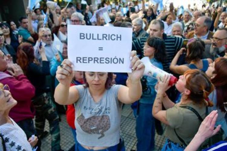 ESCRACHARON A PATRICIA BULLRICH EN PLENO CENTRO PUNTANO