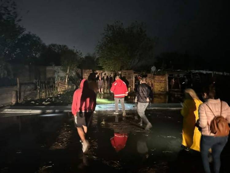 Maxi Frontera hasta la madrugada con el temporal relevando 