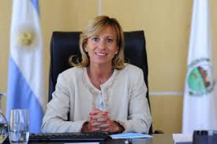 Silvia Sosa Araujo quiere sacarle la careta a la farsa del Gobierno actual.Hay un Decreto de estado de cuentas ,ratificado por Poggi que contradice lo que plantea .Bicicleta financiera y hacer caja , el motivo del desdoblamiento.Trabajar con los intereses de los sueldos , es tremendo.