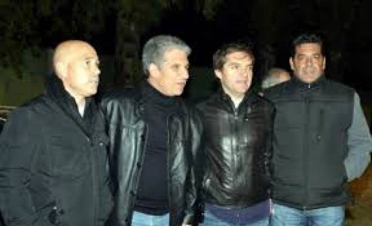 Ignorancia : están Gobernando por DNU y el Enano Rivero, se denuncia sin ser Secretario a él mismo.y su ex Jefa.Hacer de forro para seguir con morral.Hacer el ridículo.Le dieron  millones a un narco