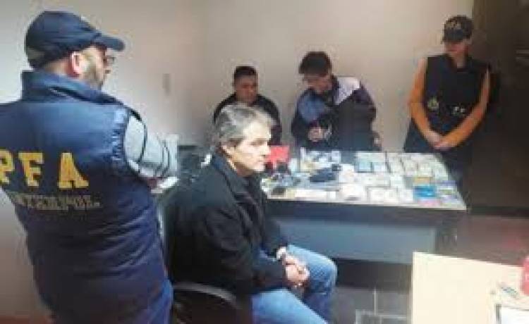 Ignorancia : están Gobernando por DNU y el Enano Rivero, se denuncia sin ser Secretario a él mismo.y su ex Jefa.Hacer de forro para seguir con morral.Hacer el ridículo.Le dieron  millones a un narco