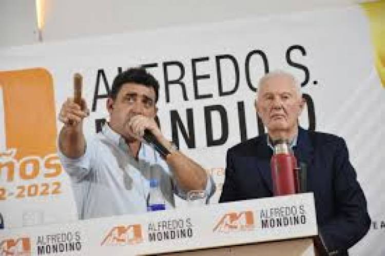 La firma consignataria más importante del país Alfredo Mondino , querellará al Gobierno de San Luis por manchar su imagen . Nosotros no hacemos política y nos han ensuciado