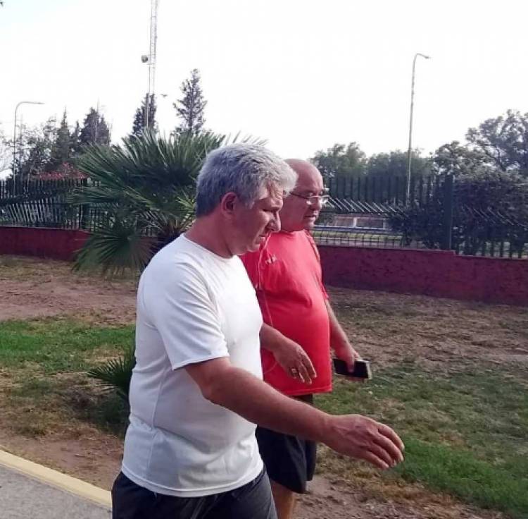 Fue adelanto de EA.Poggi otorgó un bono de 70 mil que es un 25 por ciento de los sueldos mínimos..Es nada , frente  a millonarios contratos a parientes de funcionarios que se conocen .