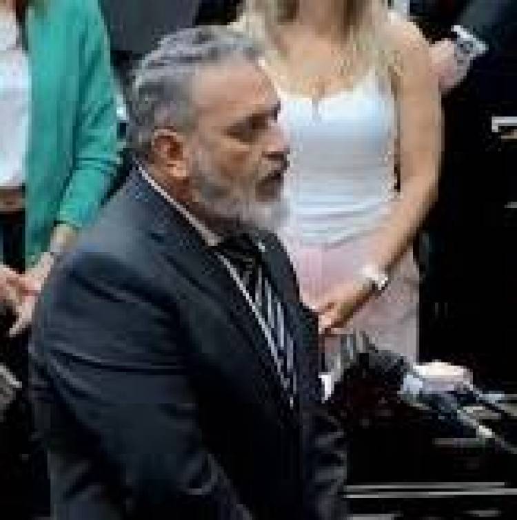 PIPI ALI sobre discurso de POGGI "hace 40 años que no se anuncia una sola obra en una Asamblea.Si sabe quienes son los peces gordos de la droga, que los atrape. Nación le saca fondos a San Luis y en vez de reclamar , sube impuestos  a los Sanluiseños.No aportó una sola idea para mejorar los salarios de estatales "