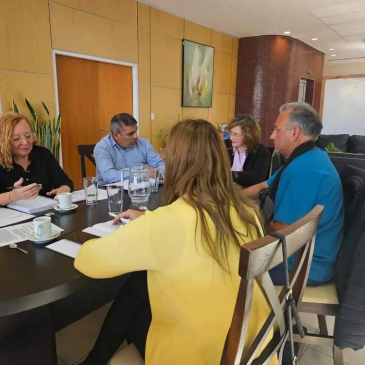 APTS concurrió a la reunión con Salud Apareció Belletini con auriculares para no escuchar los reclamos .Dice APTS, que si no hay repuesta van al paro
