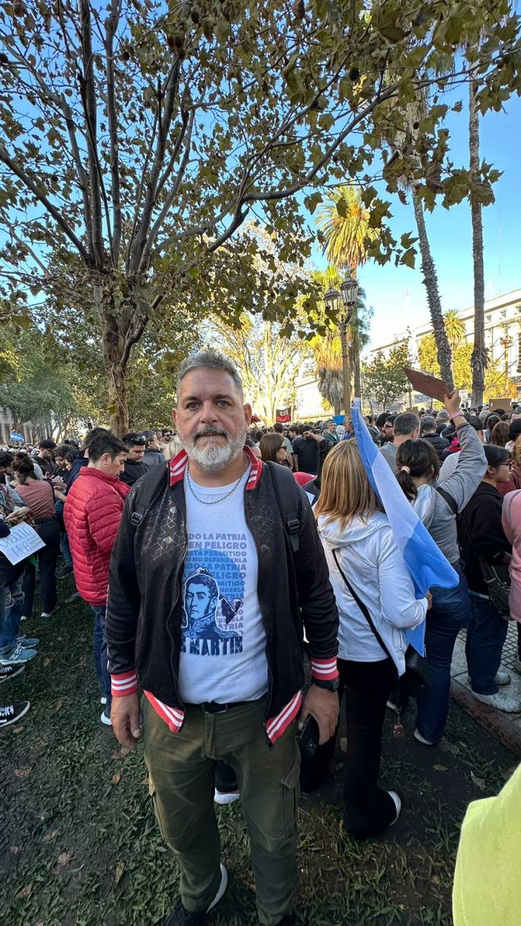 ALI"estamos en contra la desinversión maléfica de MILEI contra las Universidades, por eso marchamos"