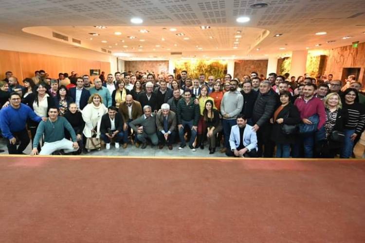 Poggi recupera la iniciativa política.58 Intendentes firmaron un Pacto para Luminarias con fondos de ambas partes.ATE afuera , reclamaba por la vuelta del Pacto de La Toma