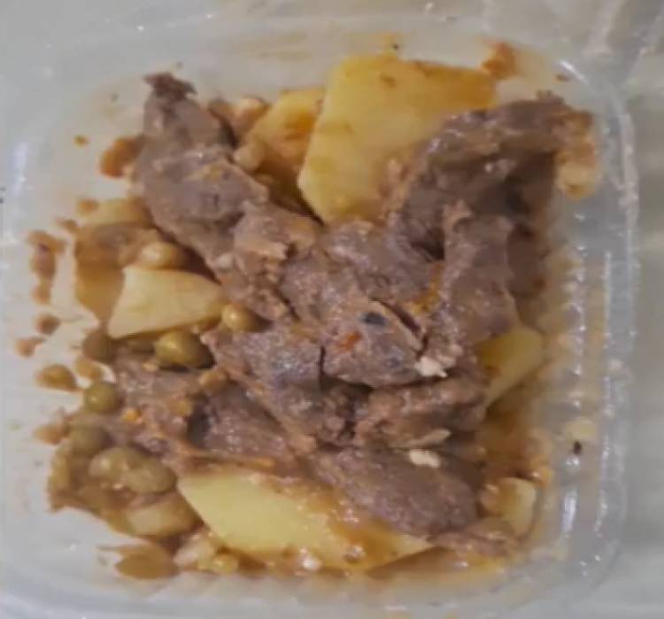 Los guisitos del Gobierno.Incomibles.Una política que aleja los niños de la familia .Quijada con una papa.Es como comer suela, dice un Carnicero .