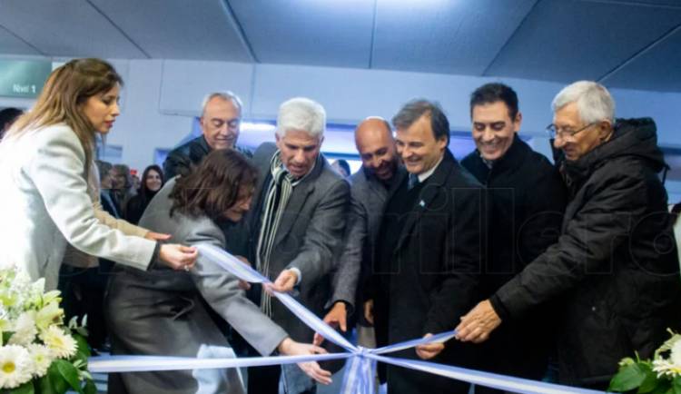 Negri recibe el cariño de Poggi en su nuevo emprendimiento.Si hubiera 100 Negri, San Luis sería otro, habría dicho el Gobernador.