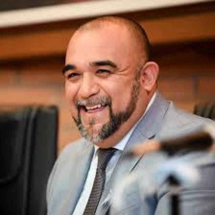 Maxi Frontera pagó el jueves a la noche con el 15 de aumento .Modelo distinto al Provincial , que pena por cobrar y especula con la timba financiera .
