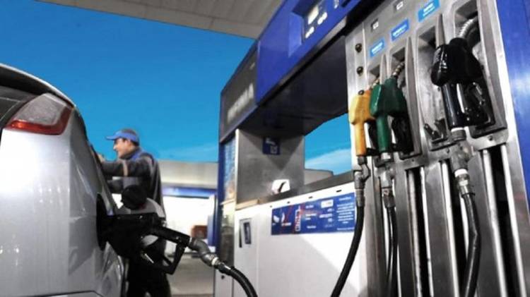 Otro golpe al bolsillo. Este domingo vuelven a aumentar la nafta y el gasoil
