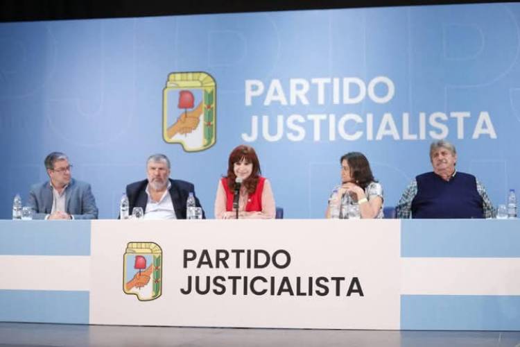 Cristina asumió en el PJ: Milei no entiende nada, cree que está en Disney, no nos merecemos ésto "