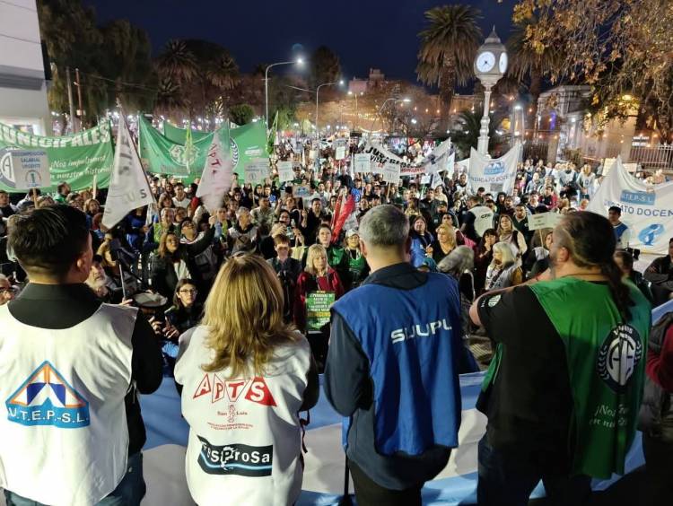 El Gobierno despidió 50 médicos de Carrera Sanitaria, 300 de Inclusión y Thubier casi 90 .Caos social económico que él Gobierno ignora .Marcha intersindical impresionante .